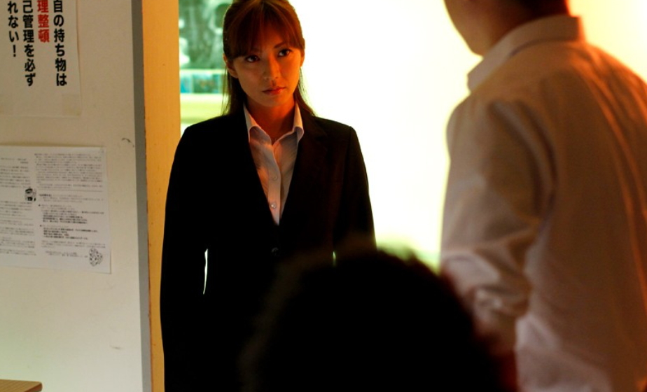 【瞳リョウ】「先生、俺もうビンビンだぜ、咥えてくれよ」教え子にレイプされ肉便器に調教されちゃう