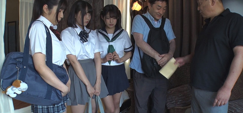 【枢木あおい 渚みつき 辻さくら】三人もまとめてお安くサービスしときます！愛娘を差し出し生活する寄生虫おやじ