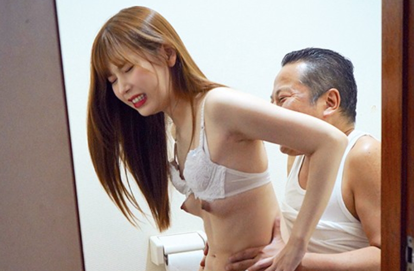 【明里つむぎ 小林麻衣子】「ヤメてくださいっ」良い体してんじゃねぇかよ！義理の父に脅され強姦される美少女JD