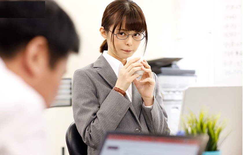 【月乃ルナ】「主任のちんぽカッチカチですね」上司にべろちゅう一方的にちんぽをシゴいてしゃぶるメンヘラ痴女